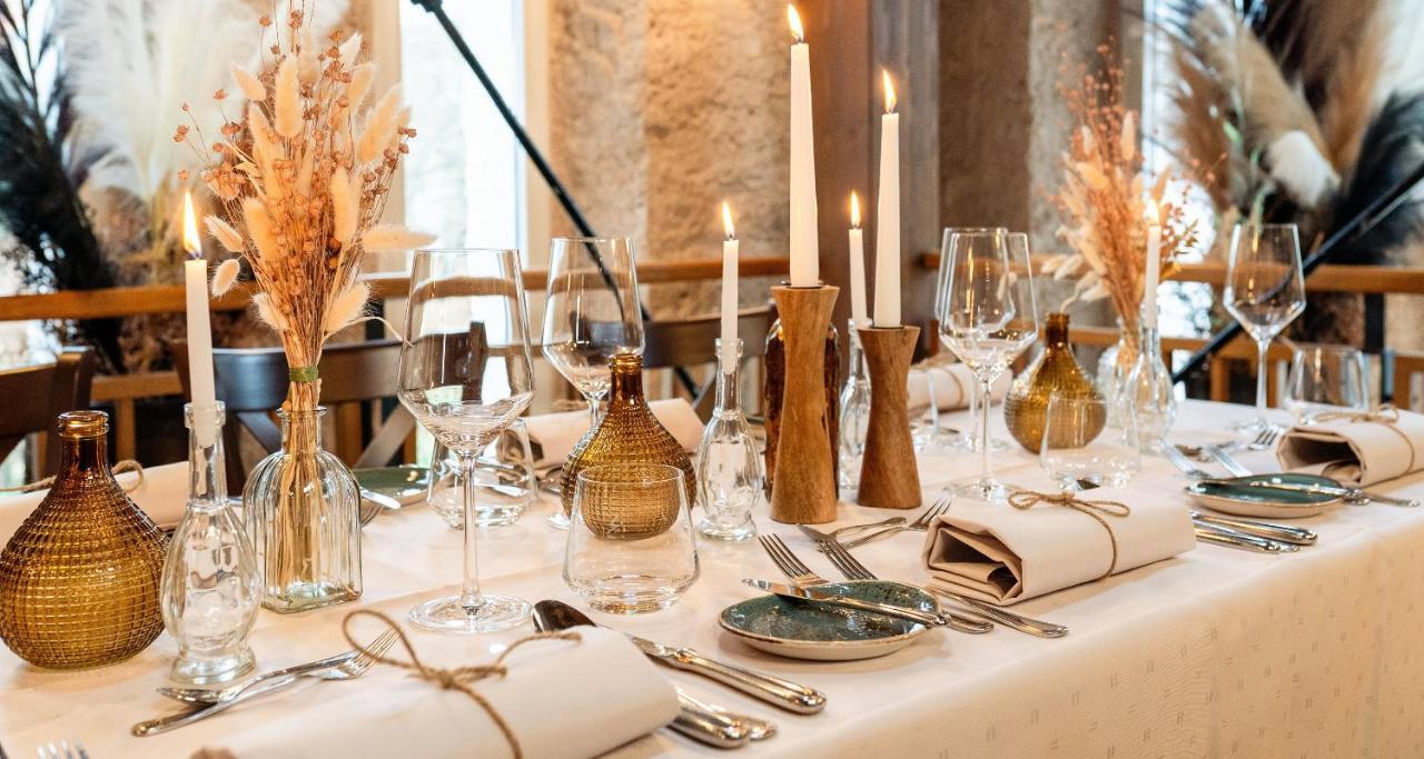 Victor'S Residenz-Hotel Schloss Berg Nenning Exterior foto A table set for a meal