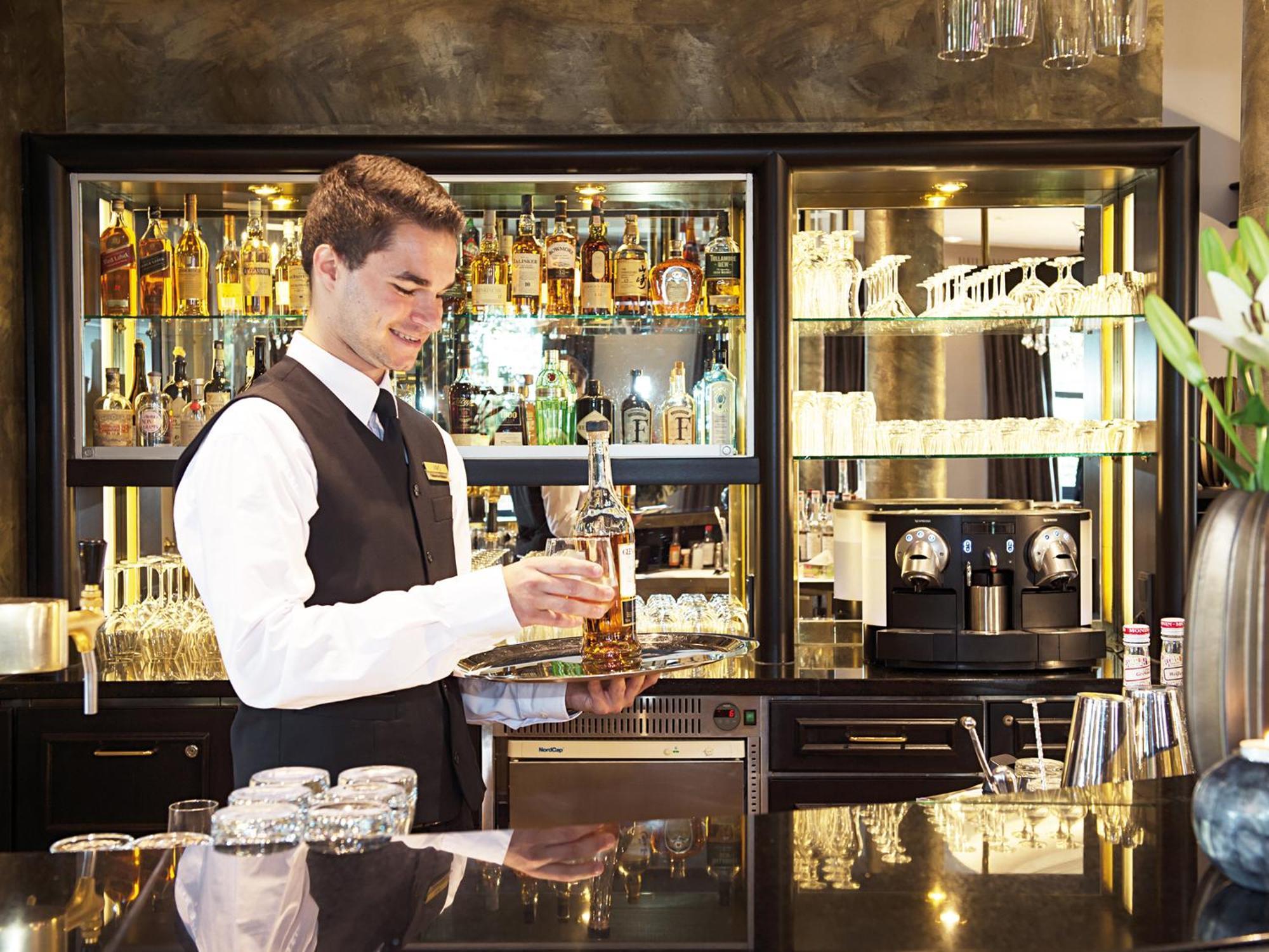 Victor'S Residenz-Hotel Schloss Berg Nenning Exterior foto A bartender at work