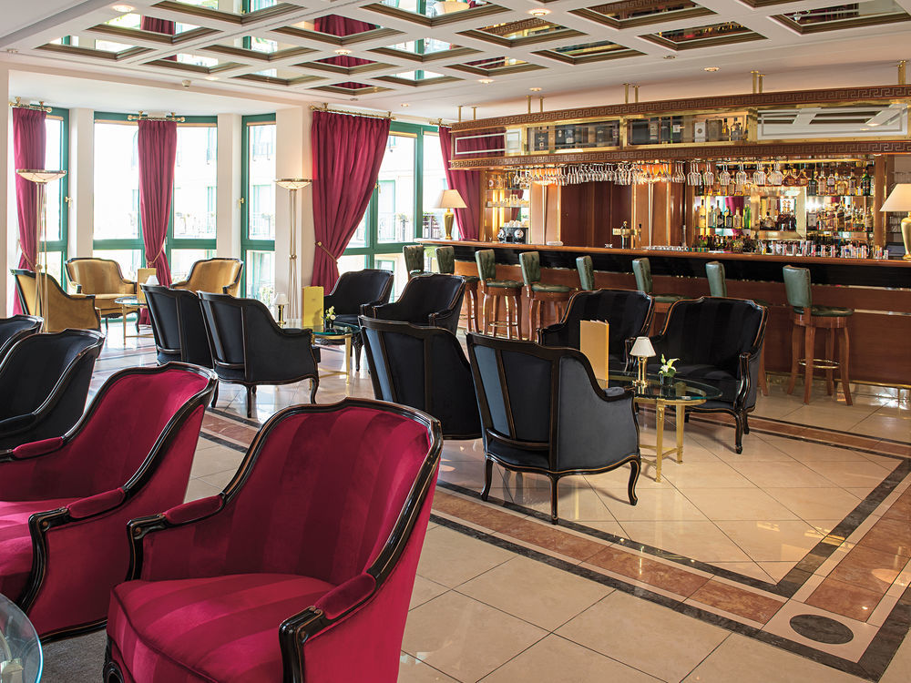 Victor'S Residenz-Hotel Schloss Berg Nenning Exterior foto The bar
